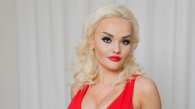 Jonon ohi baariin? Nyt puhuu väitteistä kuumentunut Iida Vainio: ”Annoin hänelle 50 euroa kouraan” Iida Vainio.