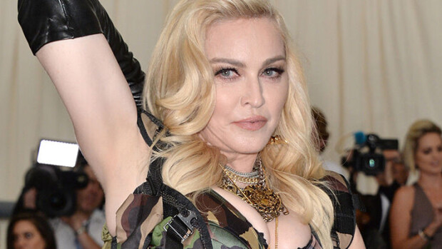 Yökerhossa bilettänyt Madonna kittasi viiniä haarat levällään – huomasitko rohkeista kuvista tämän yksityiskohdan? Madonna