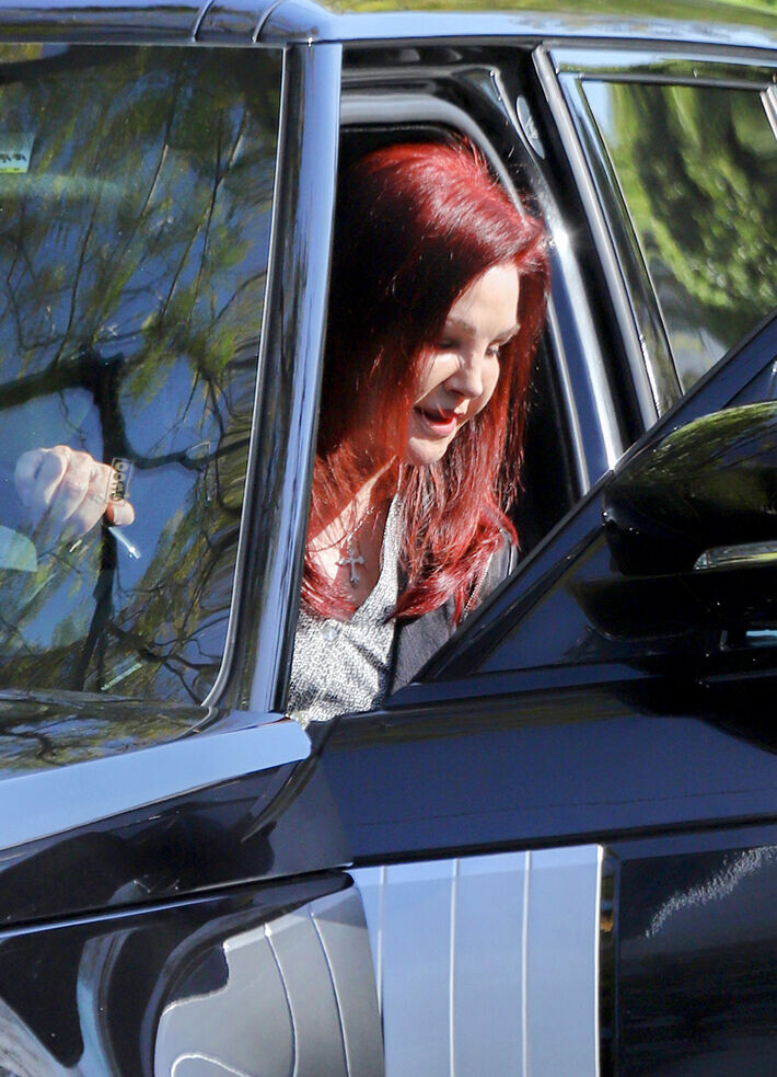 Priscillan ulkonäkö herättää huomiota. Harvakseltaan julkisuudessa näyttäytyvä tähti ehdittiin ikuistamaan hänen noustessaan ylös autosta. Priscilla Presley