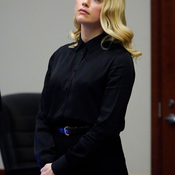 Amber Heard kuunteli oikeudenkäyntiä tyynesti. Amber Heard
