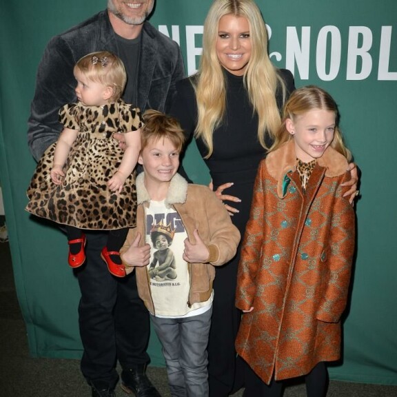 Jessicalla ja puolisollaan Eric Johnsonilla on kolme lasta. jessica simpson