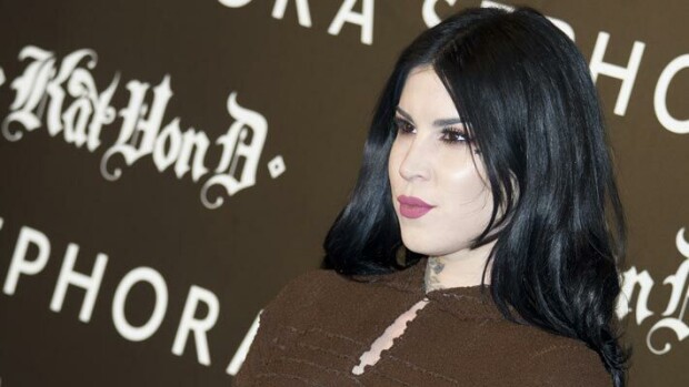 Verenpunainen uima-allas! Tällainen on Kat Von D:n myyntiin laittama goottikoti – vampyyrikartanon sisätiloissa yllättävä sisustusratkaisu Kat Von D