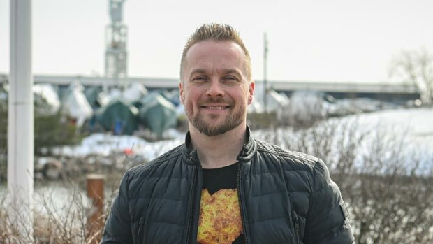Julkkishypnotisoija Sami Minkkinen: Ujous ja naiset saivat kiinnostumaan hypnoosista Sami Minkkinen