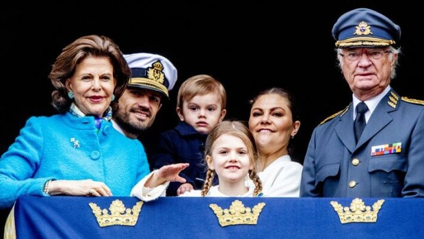 Estelle ei lannistunut rinneturmassa, Carl Philipin lapsille jäätelöunelma – näin Ruotsin kuninkaalliset lomailevat Ruotsin kuninkaalliset