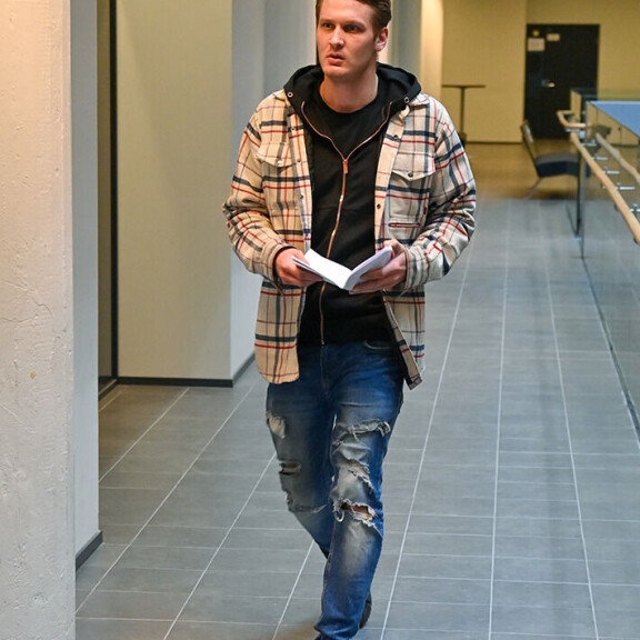 Kasper saapui oikeuteen kahdeksan minuuttia myöhässä. Istunto oli jo kerennyt alkaa ennen hänen saapumistaan. Ex on the beach suomi Kasper