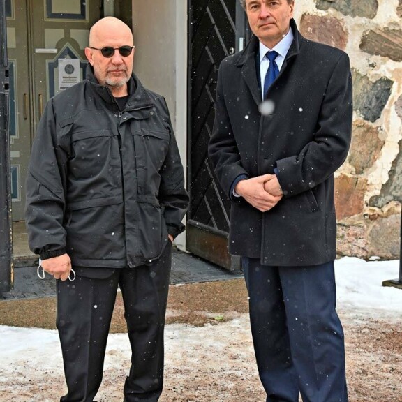 Entiset poliisit Kenneth Eriksson ja Petri Rainiala tekivät yhdessä Sipilän kanssa Rikospaikka-ohjelmaa. – Jaran sanaan saattoi aina luottaa. Entiset poliisit Kenneth Eriksson ja Petri Rainiala tekivät yhdessä Sipilän kanssa Rikospaikka-ohjelmaa. – Jaran sanaan saattoi aina luottaa.