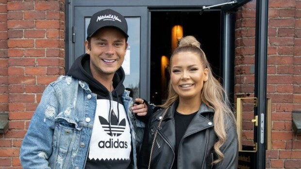 Niko Saarinen jakoi pitkään kotinsa tosi-tv-kaunotar Jenna Mäkikyrön kanssa – näin Niko perustelee kämppiselämän päättymistä Niko Saarinen ja Jenna Mäkikyrö