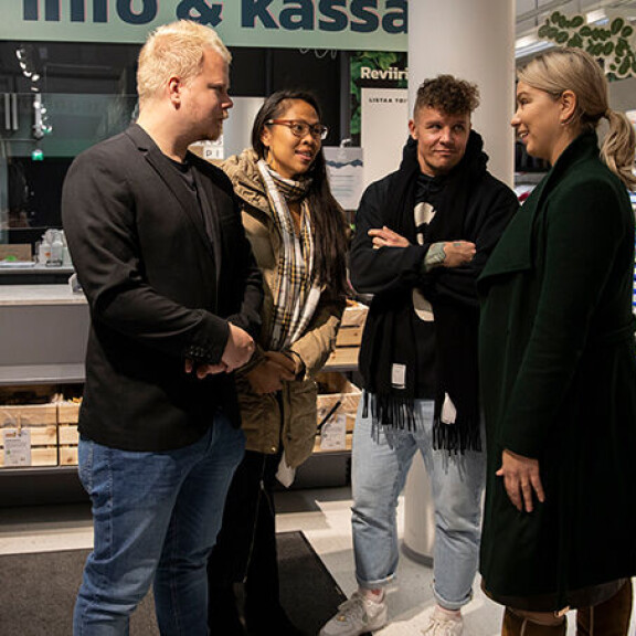 Jaksokuvassa Mustangin Jami, Isabell, Svante ja Sirly. diili