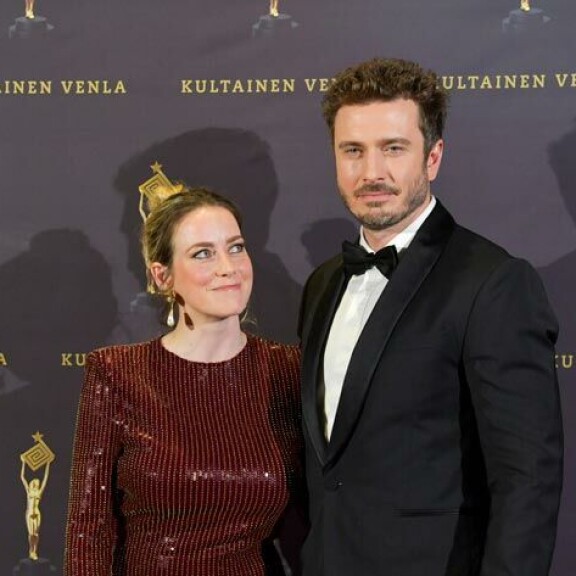 Iinan puoliso Sebastian Rejman on myöskin näyttelijä. Iinan puoliso Sebastian Rejman on myöskin näyttelijä.