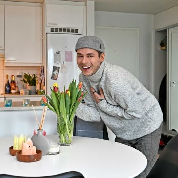 – Minusta saa joku vielä hyvän miehen, siivouksesta ja ruuanlaitosta innostunut Niko mainostaa. – Minusta saa joku vielä hyvän miehen, siivouksesta ja ruuanlaitosta innostunut Niko mainostaa.