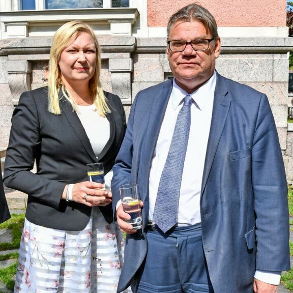 Timo viettää pääsiäistä lastensa ja vaimonsa Tiinan kanssa. Pariskunta juhli viime vuonna 25-vuotishääpäiväänsä. Timo viettää pääsiäistä lastensa ja vaimonsa Tiinan kanssa. Pariskunta juhli viime vuonna 25-vuotishääpäiväänsä.
