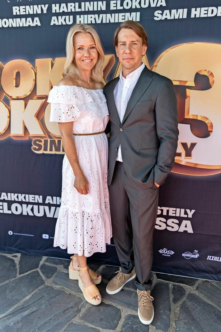 Aku ja juontaja Sonja Kailassaari menivät kihloihin vuonna 2020. Ilouutinen paljastui MTV3:n ohjelmassa.