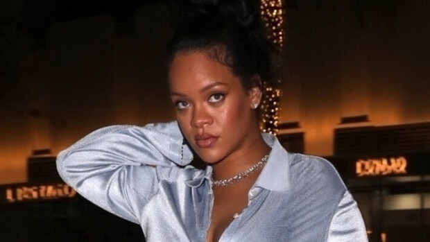 'Vain julkkis voi pukeutua näin' - Rihannan paljastava ravintola-asu hätkähdyttää Rihanna