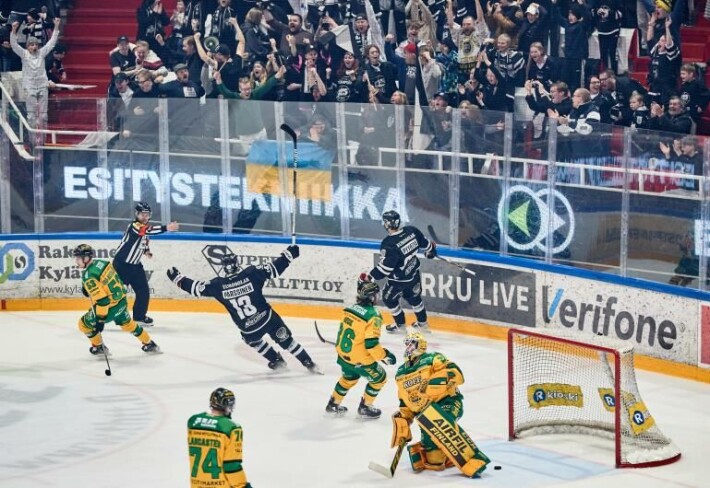 Kevään kuumin lapa? Hattutempun tehnyt Mikael Pyyhtiä huudatti Turkuhallia sunnuntaina. Hattutempun tehnyt Mikael Pyyhtiä huudatti Turkuhallia sunnuntaina.