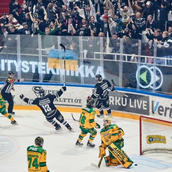 Kevään kuumin lapa? Hattutempun tehnyt Mikael Pyyhtiä huudatti Turkuhallia sunnuntaina. Hattutempun tehnyt Mikael Pyyhtiä huudatti Turkuhallia sunnuntaina.