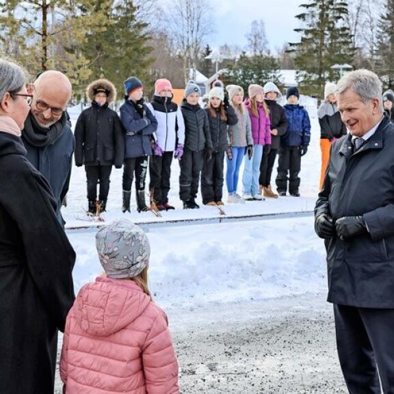 Lapset lauloivat presidentille ystävyydestä. Lapset lauloivat presidentille ystävyydestä.