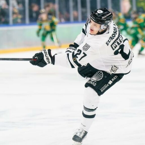 Juhani Tamminen ei usko, että Mikael Pyyhtiästä olisi sentään 35 runkosarjamaalin mieheksi. Juhani Tamminen ei usko, että Mikael Pyyhtiästä olisi 35 runkosarjamaalin mieheksi.