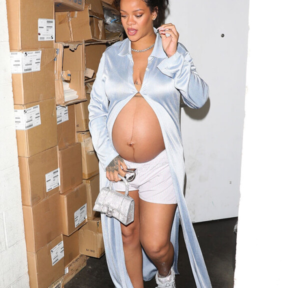 'Vain julkkis voi pukeutua näin' - Rihannan paljastava ravintola-asu hätkähdyttää rihanna