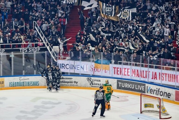Puoli Turkua sekosi sunnuntaina onnesta, kun TPS riepotteli Ilvestä tennisnumeroin 6–0. Puoli Turkua sekosi onnesta, kun TPS riepotteli sunnuntaina Ilvestä tennisnumeroin 6-0.