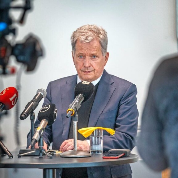 – Suomalainen nuoriso on mallillaan, Sauli Niinistö kiittää kouluvierailunsa jälkeen. – Suomalainen nuoriso on mallillaan, Sauli Niinistö kiittää kouluvierailunsa jälkeen.