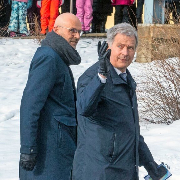 Aurinko tuli kuin tilauksesta esiin Saulin aloittaessa vierailunsa. Aurinko tuli kuin tilauksesta esiin Saulin aloittaessa vierailunsa.