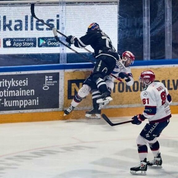 TPS ryskytti HIFK:n kesälomalle tiukan seitsemän ottelun puolivälieräsarjan päätteeksi. TPS ryskytti HIFK:n kesälomalle tiukan seitsemän ottelun puolivälieräsarjan päätteeksi.