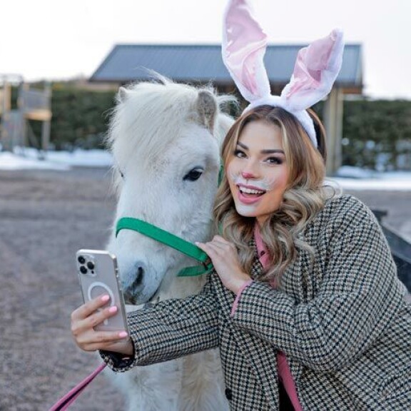 Suloinen Martti-poni pääsi Essin selfiekaveriksi. Suloinen Martti-poni pääsi Essin selfiekaveriksi.