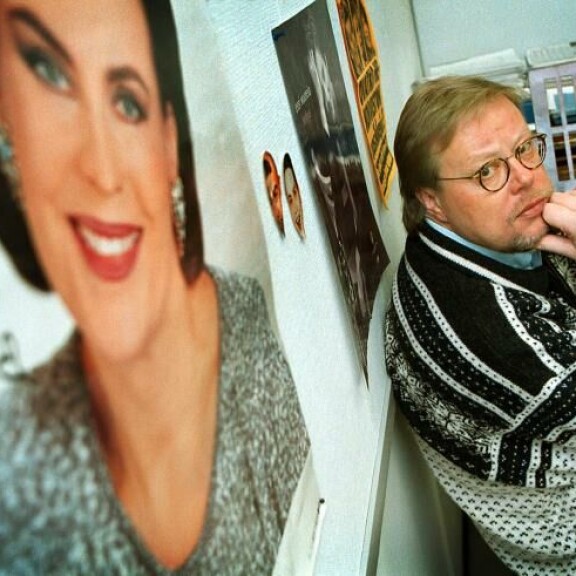 Esa toimi Paula Koivuniemen tuottajana yli 20 vuotta. Kirjassa Esa aprikoi, kaatuiko yhteistyö lopulta siihen, kun Esa ryhtyi seurustelemaan nykyisen vaimonsa Pirren kanssa. Esa Nieminen