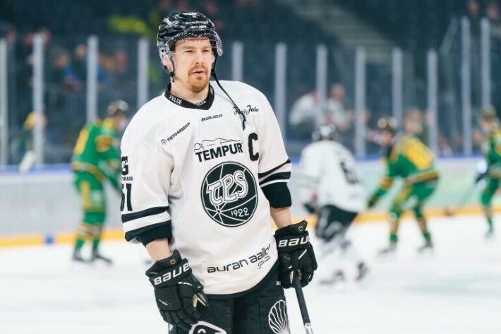 TPS-kapteeni Juhani Jasu on kokenut raskaan työn raataja ja vahva aloituksissa. TPS-kapteeni Juhani Jasu on raskaan työn raataja ja vahva aloituksissa.