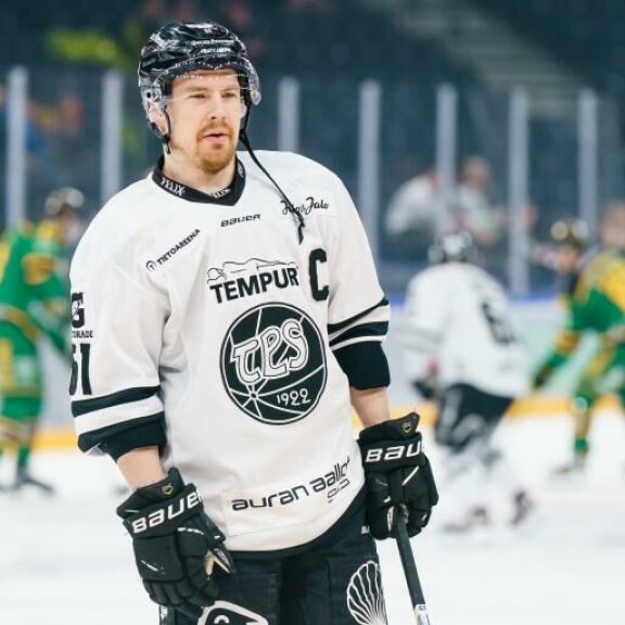 TPS-kapteeni Juhani Jasu on kokenut raskaan työn raataja ja vahva aloituksissa. TPS-kapteeni Juhani Jasu on raskaan työn raataja ja vahva aloituksissa.