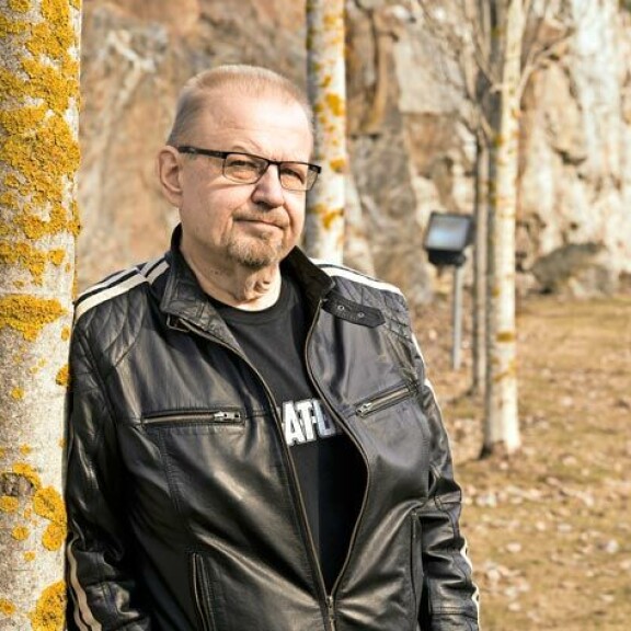 Kansan rakastama koomikko-muusikko Jope Ruonansuu kuoli heinäkuussa 2020 56-vuotiaana. Kansan rakastama koomikko-muusikko Jope Ruonansuu kuoli heinäkuussa 2020 56-vuotiaana.