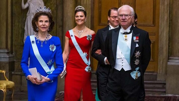 Kruununprinsessa Victoria sädehti iltapuvussa - upeat asut juhlapäivällisillä silvia, kaarle kustaa, victoria