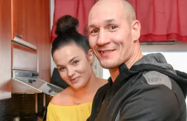 Amin Asikaisen puoliso Nadia Ammouri avautuu rankasta taustastaan: ”Huostaanotettu 3-vuotiaana”