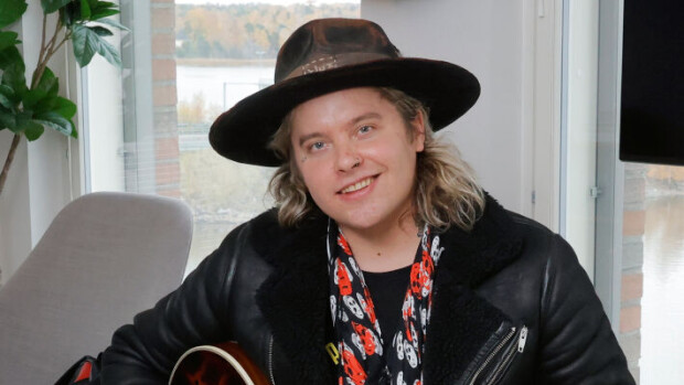 Archie Cruz poseeraa aseen kanssa - tällaisena et ole nähnyt kohurokkaria aiemmin Archie Cruz