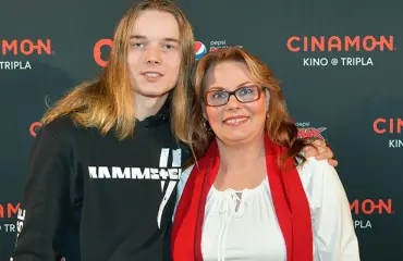 Nina Mikkosen poika on jo abi – ylpeä äiti kuvasi räntäsateessa penkkarirekkaa