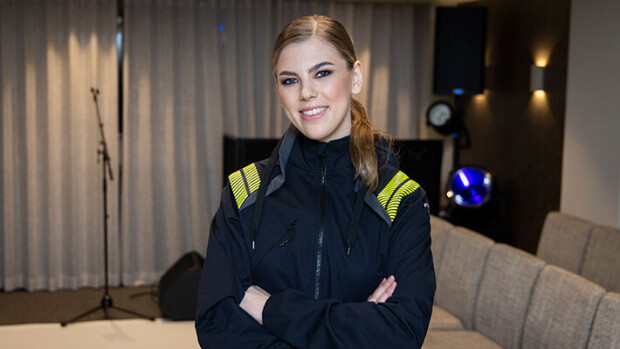 Tiesitkö? Kansanedustaja Sinuhe Wallinheimon Joanna-tytär seurustelee suositun suomalaisartistin kanssa! Joanna Wallinheimo