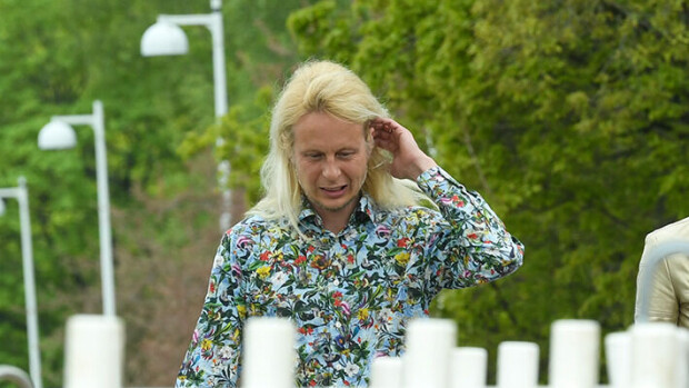 Outo tanssivideo! Rikkaiden ja rahattomien Petrus Pennanen keinuttaa hanuriaan ja hieroo itseään: 'Pystytkö pitämään salaisuuden?' Petrus Pennanen