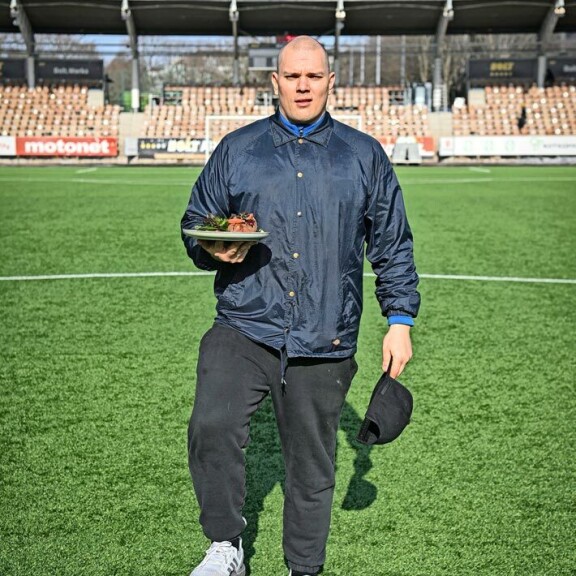 Kim Mikkolan uusin projekti on ravintola Koti jalkapalloseura HJK:n kotistadionilla. – Meillä on yli 10 000 asiakaspaikkaa. Kim Mikkolan uusin projekti on ravintola Koti jalkapalloseura HJK:n kotistadionilla. – Meillä on yli 10 000 asiakaspaikkaa.