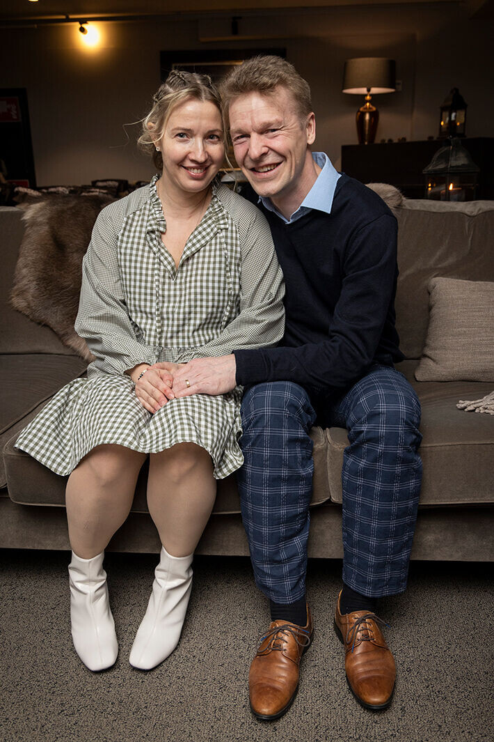 Janet ja Toni poseerasivat lähekkäin Seiskalle. Toni Nieminen ja Janet Kulmala