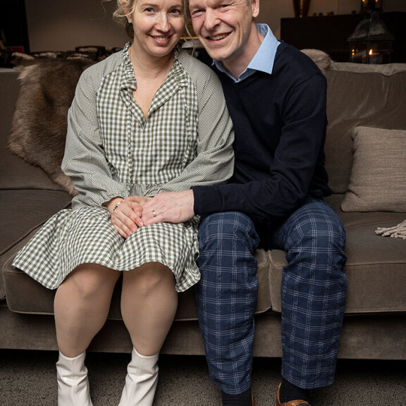 Janet ja Toni poseerasivat lähekkäin Seiskalle. Toni Nieminen ja Janet Kulmala
