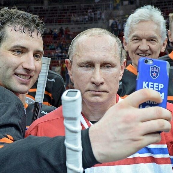 Putin on lahjoittanut Romanille kunniamerkin. Lisäksi Roman taannoin onnitteli Putinia syntymäpäivän johdosta Instagram-tilillään. Putin on lahjoittanut Romanille kunniamerkin. Lisäksi Roman taannoin onnitteli Putinia syntymäpäivän johdosta Instagram-tilillään.