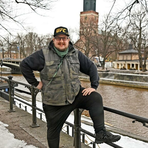 Raskaiden vuosien jälkeen Kakista huokuu elämänilo. – Minulla on kevättä rinnassa, hän julistaa. Kaki on onnellinen perheenisä. – Märkää menee nykyään todella vähän, Kaki sanoo alkoholinkäytöstään. Raskaiden vuosien jälkeen Kakista huokuu elämänilo. – Minulla on kevättä rinnassa, hän julistaa. Kaki on onnellinen perheenisä. – Märkää menee nykyään todella vähän, Kaki sanoo alkoholinkäytöstään.