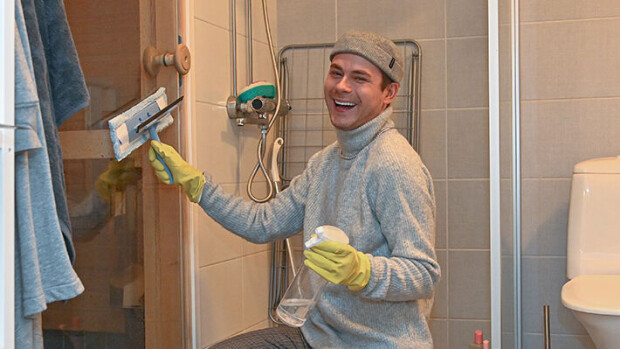 Siivousvaikuttajaksi ryhtynyt Niko Saarinen saamistaan Tiktok-kommenteista: 'Menee välillä tunteisiin' Niko Saarinen