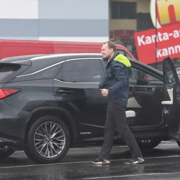 Seiskan tietojen mukaan Jari-Matti hurjasteli sakot mustalla Lexus-ökymaasturillaan. Seiskan tietojen mukaan Jari-Matti hurjasteli sakot mustalla Lexus-ökymaasturillaan.