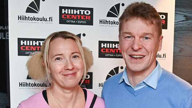 Toni Nieminen sai Janet-rakkaaltaan yllättävän kannustimen - vastasi lahjukseen hauskalla herkulla Toni ja Janet