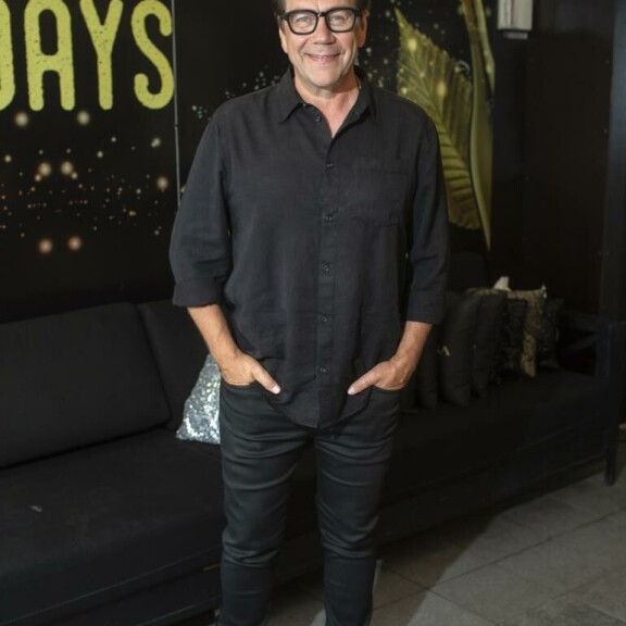 Mikko Kuustonen harmittelee kirjassaan sitä, että oli reissutöidensä vuoksi niin paljon pois kotoa, kun Iina ja Minka olivat pieniä. Mikko Kuustonen