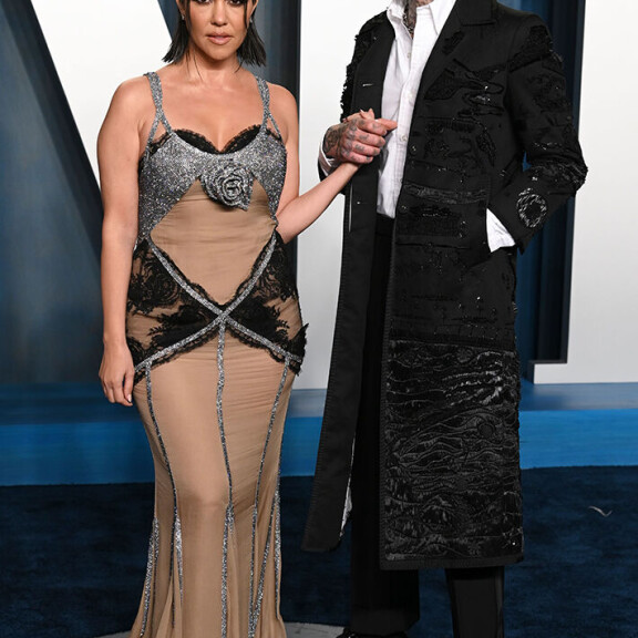 Harmittavaa kyllä, Oscar-gaalan Vanity Fairin jatkoilla Kourtneyn asu kiinnitti huomion epäedullisella tavalla. Puku ei ole saanut juurikaan kehuja, vaan kritiikkiä osakseen. Kourtney Kardashian ja Travis Barker