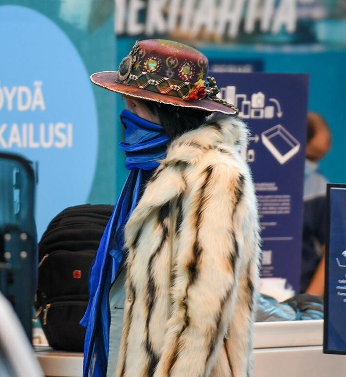 Andy suojasi hengitystiet virukselta sinisellä huivilla. andy maski 1