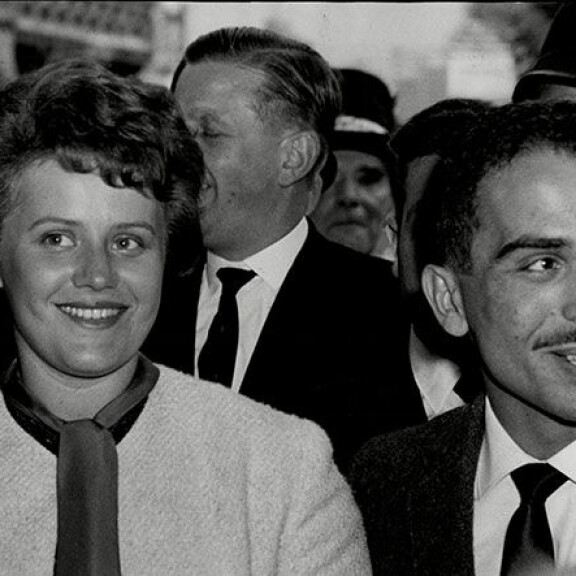 Muna al-Hussein jäi pysyvästi asumaan Jordaniaan avioeronsa jälkeen. Jordanian kuningas Hussein ja Muna al-Hussein
