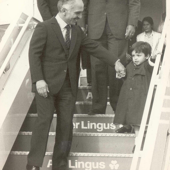 Hussein ja poikansa Hamzah Lontoon-vierailulla 1980-luvun alussa. Jordanian kuningas Hussein ja prinssi Hamzah